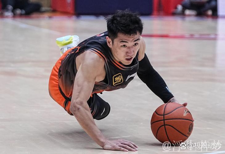 高诗岩快速突破左手抛投稳获两分