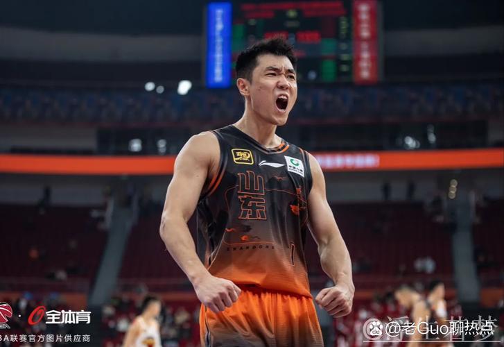 高诗岩快速突破左手抛投稳获两分