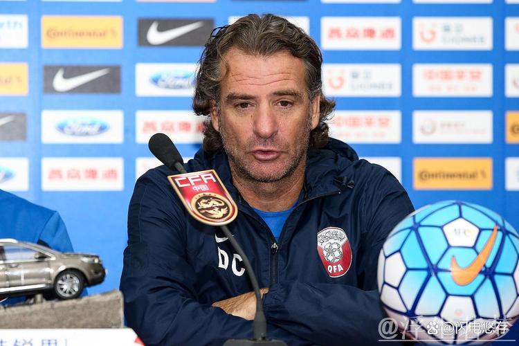 法布雷加斯率队击败孔蒂,科莫众将赛后围庆祝 法布雷加斯率队击败孔蒂,科莫众将赛后围庆祝