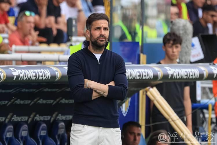 法布雷加斯率队击败孔蒂,科莫众将赛后围庆祝 法布雷加斯率队击败孔蒂,科莫众将赛后围庆祝